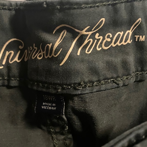 Universal Thread Dark Green Cargo Pants - Picture 2 of 9